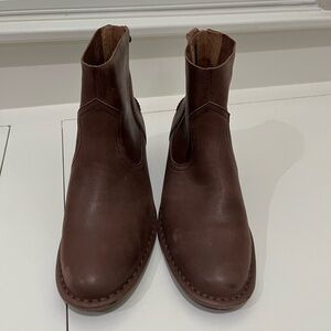 Women’s UGG ankle boots